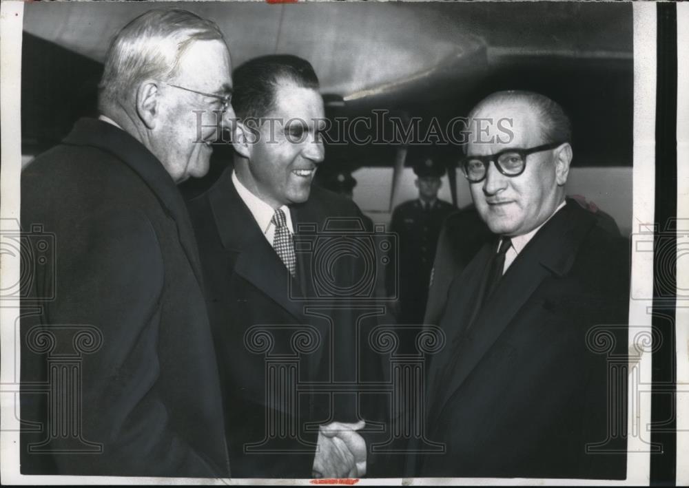 1957 Press Photo Guy Mollet met by John Foster Dulles and Richard Nixon - Historic Images