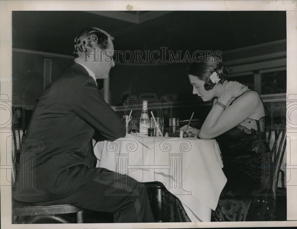 1936 Press Photo Valerie Ziegler draws picture on tablecloth of Max Constant - Historic Images