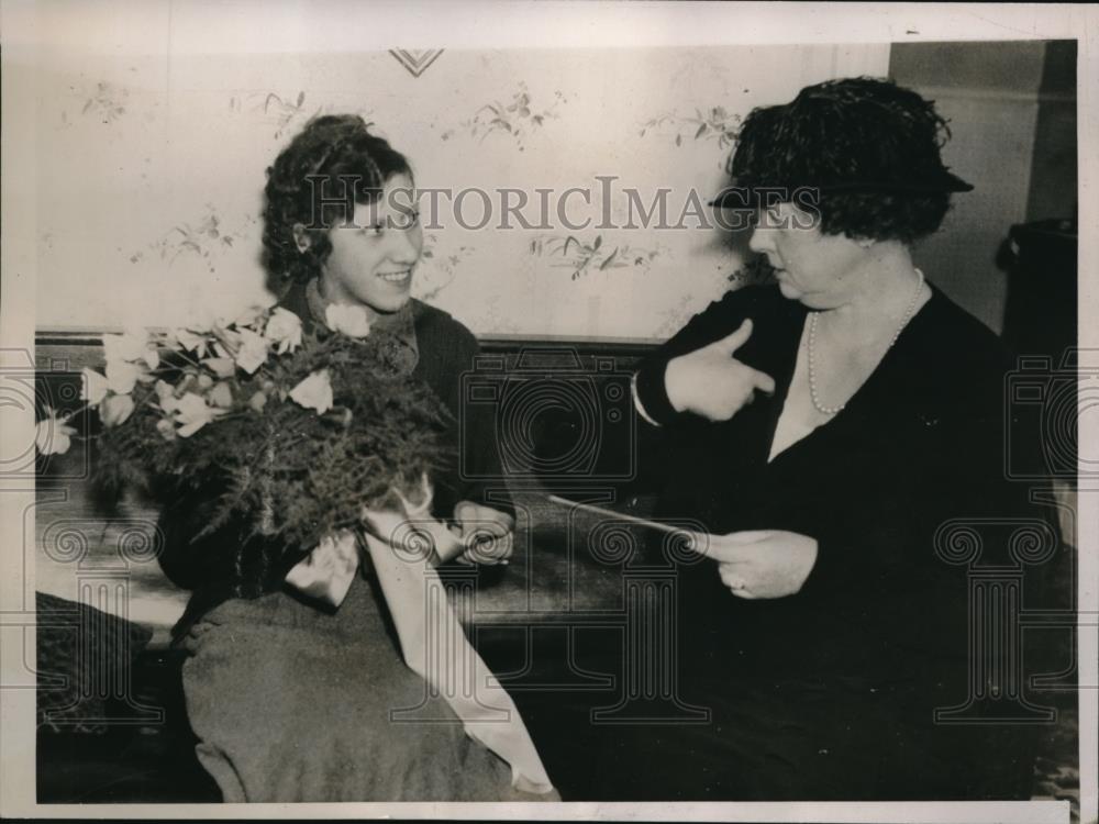 1935 Press Photo Mrs. George Horace Lorimer Awarded by Mildred Applebee, 14 - Historic Images