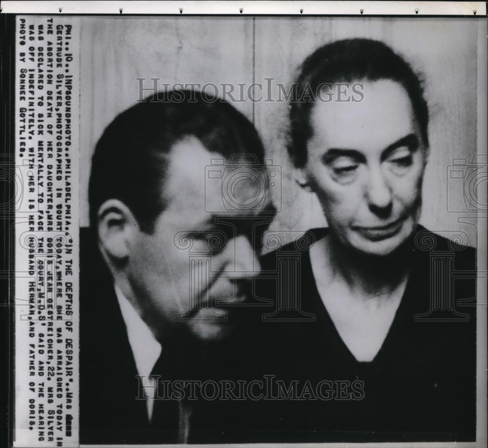 1955 Press Photo Mrs. Gertrudde Silver arriving at the court for her trial - Historic Images