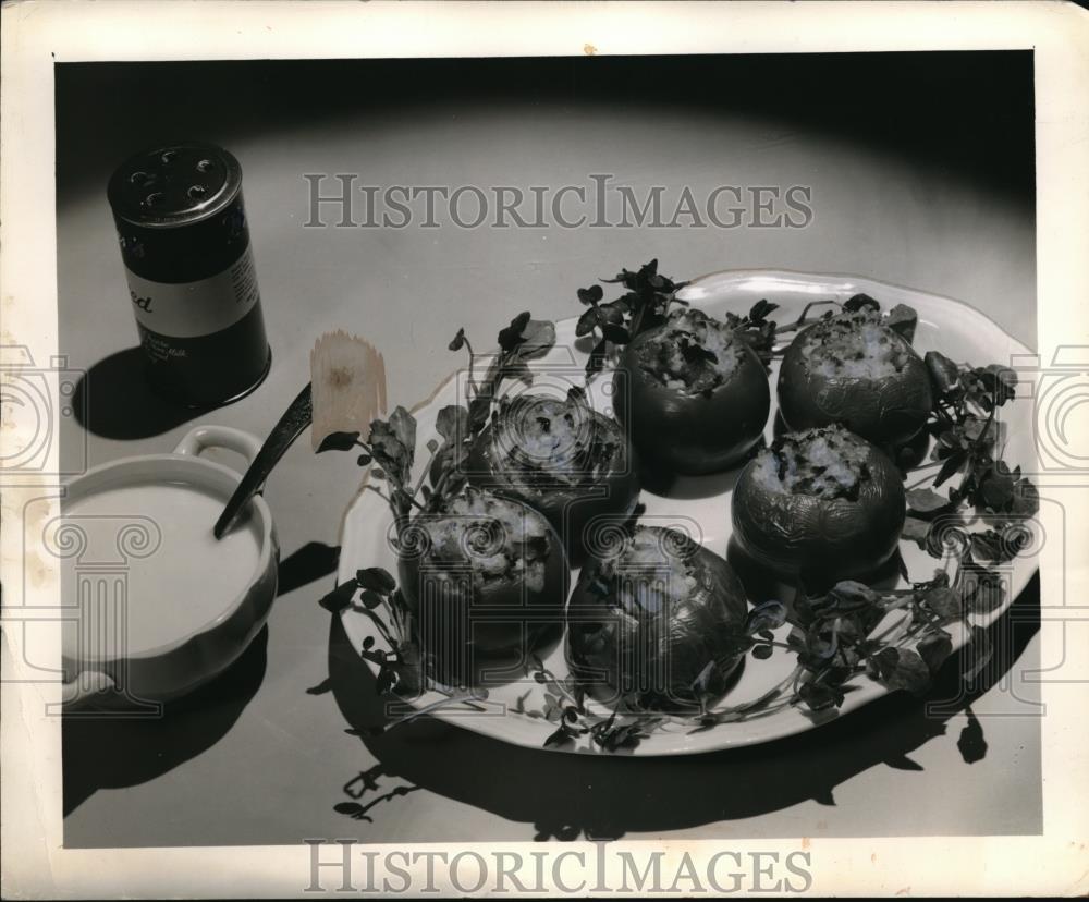 1943 Press Photo Victor garden tomatoes stuffed with cheese - Historic Images