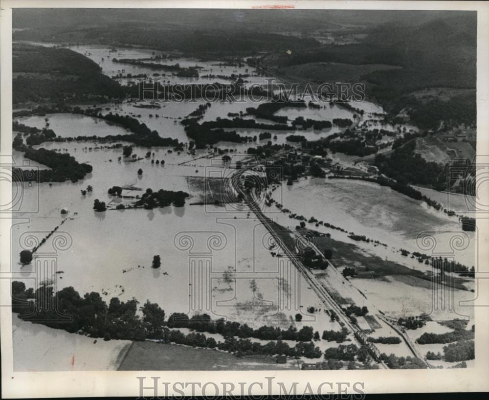 1939 Press Photo Airview of Salt Lick covered by waters that killed 46 persons - Historic Images