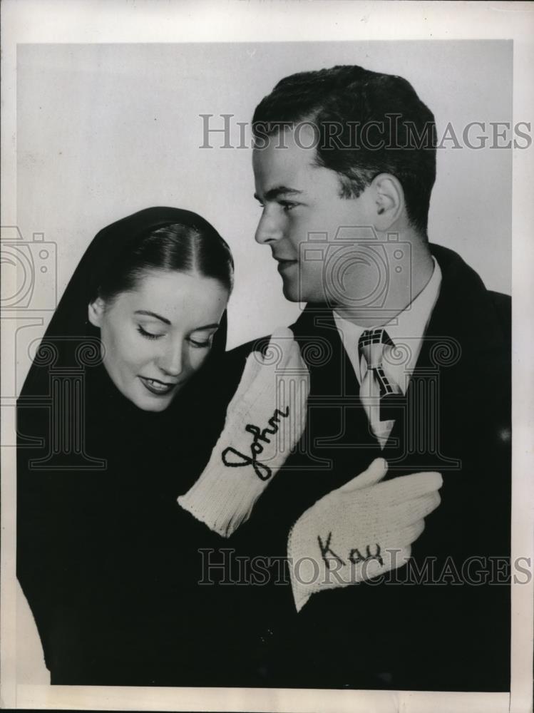1948 Press Photo couple John and Kay exchange gloves for Valentines Day - Historic Images
