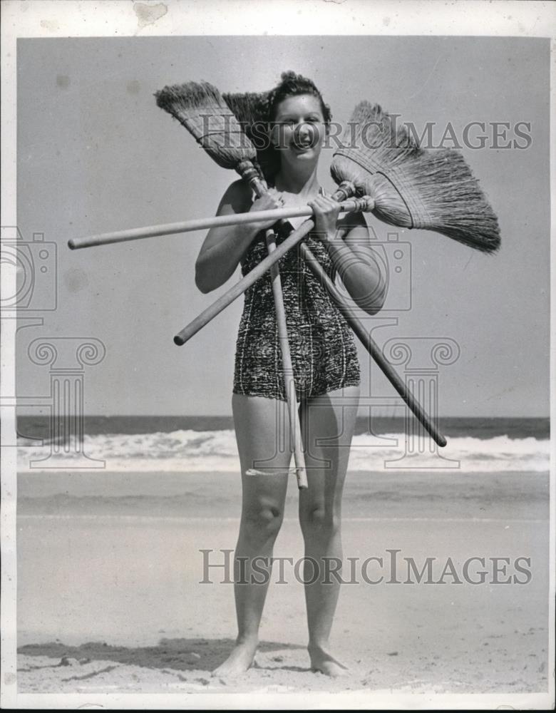 1938 Press Photo Sweeps Queen Boots Barron takes broom skill seriously - Historic Images