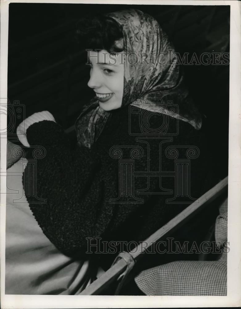 1953 Press Photo Mrs HN Barbre of 1371 Alameda Ave in Lakewood Ohio - Historic Images