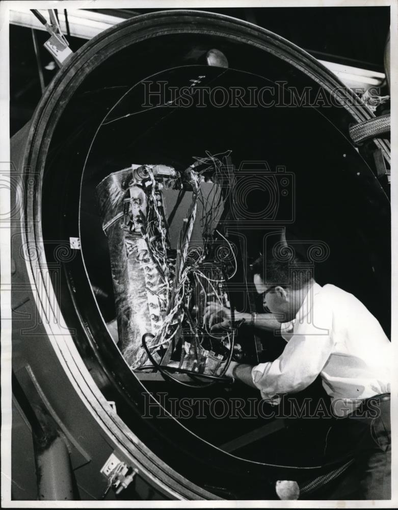 1968 Press Photo Greensdale Wisc Vacuum chamber in facilities - Historic Images