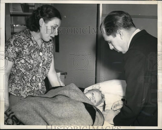 1939 Press Photo HArvey D Fish 14 months fell from 4 story bldg, mom & Rev Roch - Historic Images