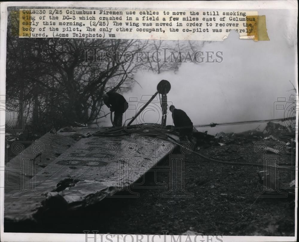 1948 Press Photo Columbus firemen use cables to move wing of DC-3 - Historic Images