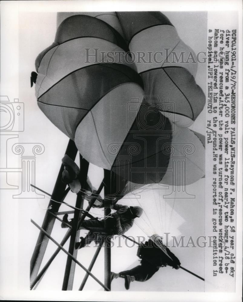 1970 Press Photo Menomonee Falls Wisc Raymond Mahon Sky diver hung from line - Historic Images