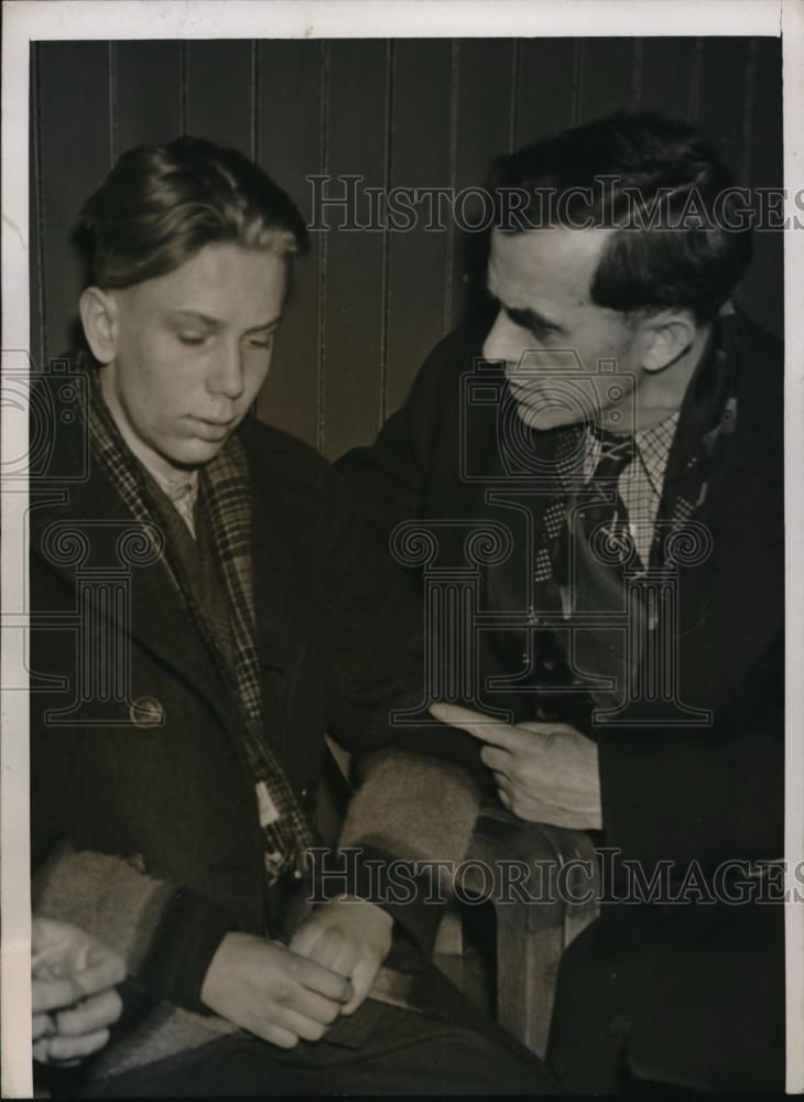 1938 Press Photo Chicago Theo Danielson Jr question by police in mom&#39;s murder - Historic Images