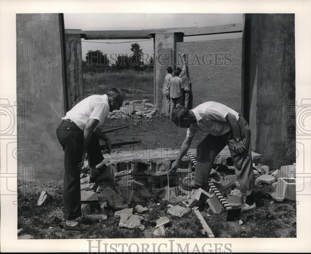 1957 Press Photo Reinforced block inspected by representatives of Structural - Historic Images