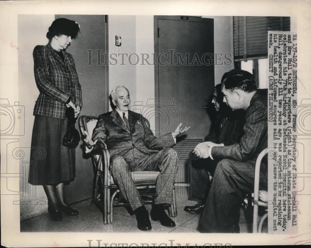 1948 Press Photo Cordell Hull and his wife talk with reporters on his birthday. - Historic Images