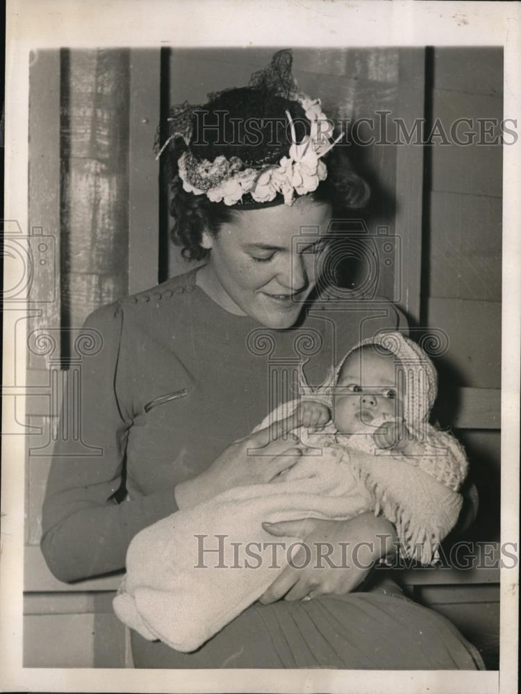 1939 Press Photo Hampton Roads Va Mrs Ellen James &amp; baby Jeanette Marie - Historic Images