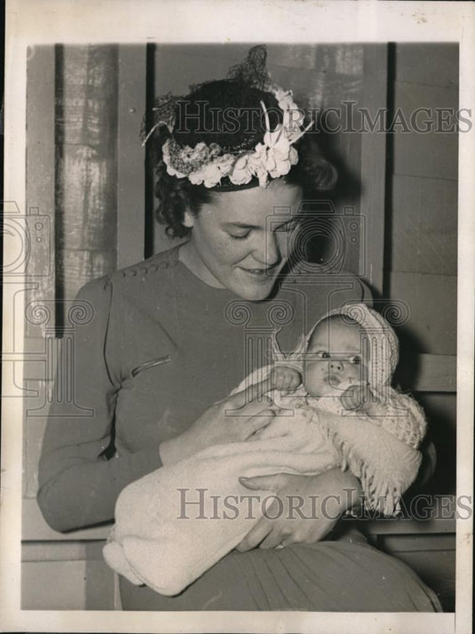1939 Press Photo Hampton Roads Va Mrs Ellen James & baby Jeanette Marie - Historic Images