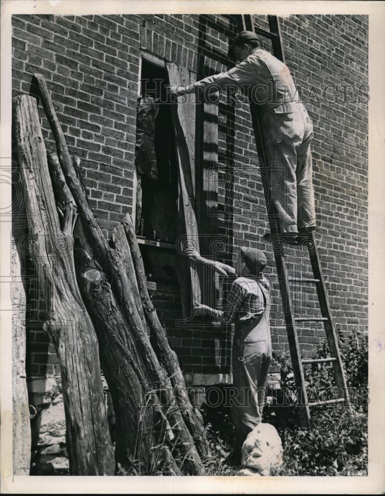 1945 Press Photo timber rough logs to board up windows for wheat storage - Historic Images