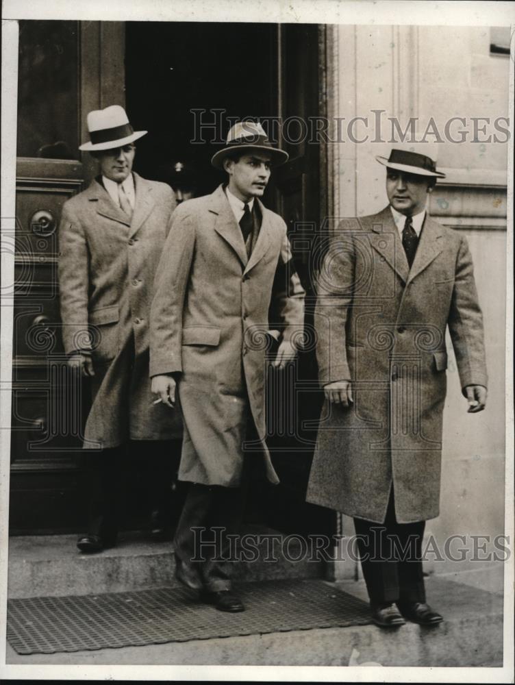 1931 Press Photo Edward Allen with Detectives as he leaves the Police Station - Historic Images