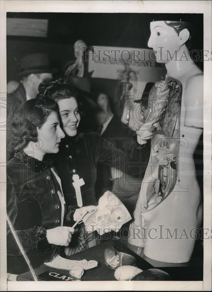 1938 Press Photo Richmond Va Miss Fifi George and Miss Lee Bayes study anatomy - Historic Images