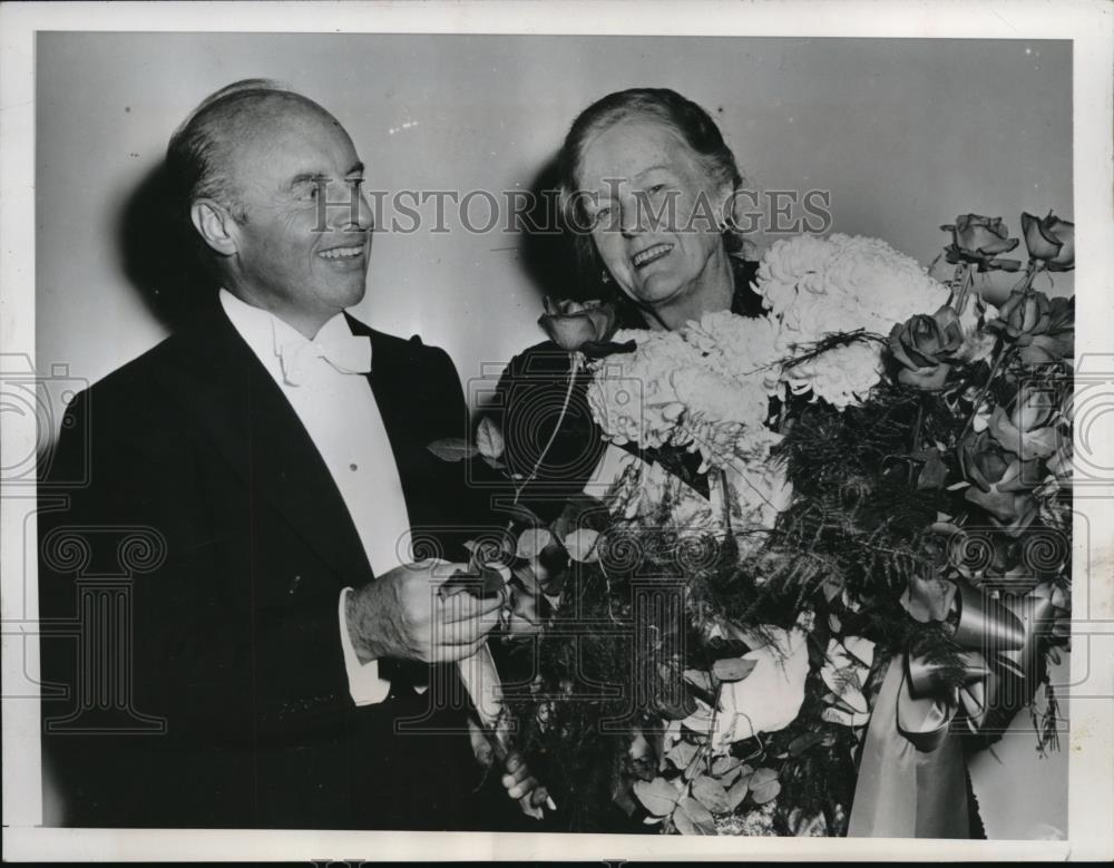 1953 Press Photo Mrs. Godfrey with the conductor Kostelanetz giving her a rose - Historic Images