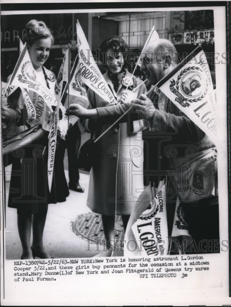 1963 Press Photo NYC M Dunne, J Fitzgerald, Forman &amp; flags for Astronaut Gordon - Historic Images