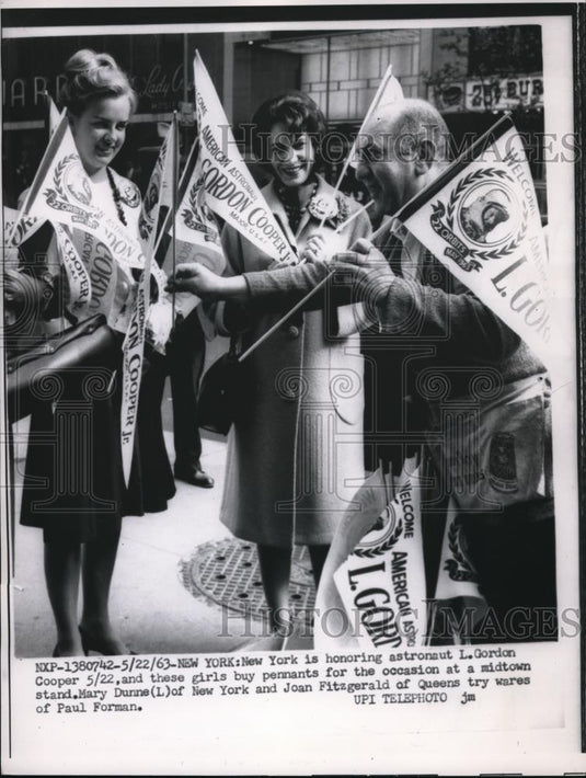 1963 Press Photo NYC M Dunne, J Fitzgerald, Forman & flags for Astronaut Gordon - Historic Images