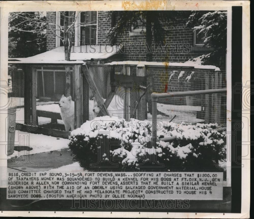 1954 Press Photo Ft Devens Mass Gen Roderick Allen home kennel for his dogs - Historic Images