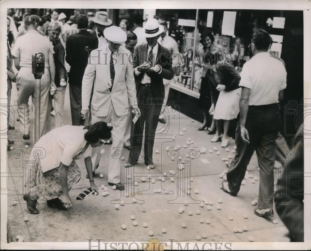 1939 Press Photo Miami Fla. tourist &amp; cotton balls in stunt in shopping area - Historic Images