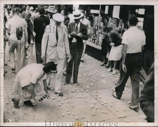 1939 Press Photo Miami Fla. tourist & cotton balls in stunt in shopping area - Historic Images