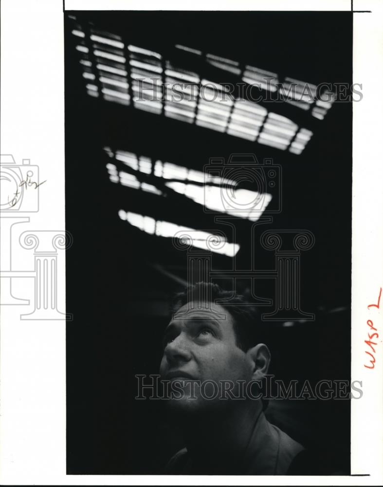 1991 Press Photo Ron Charvat Looks For Medina County Fairground Wasp Nest - Historic Images