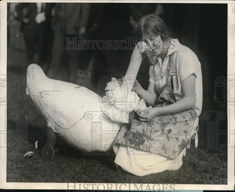 1924 Press Photo Helga Gray As Goose Girl At Monster Fete Given By Society Women - Historic Images