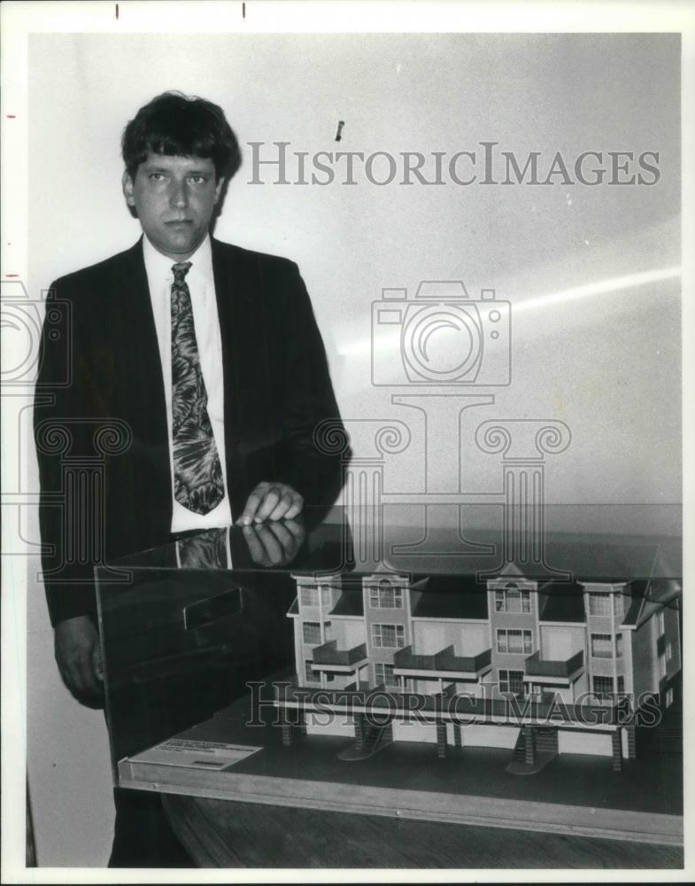 1991 Press Photo Keith Brown progressive Human Real Estate. - Historic Images