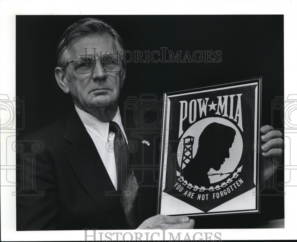 1991 Press Photo Richard Danielson with official symbol of the POW MIA - Historic Images