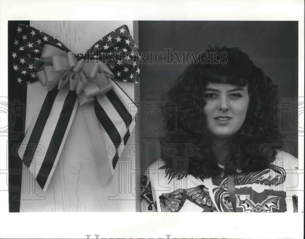 1991 Press Photo TIna Dodd on her Fairport harbor front porch. - cva08981 - Historic Images