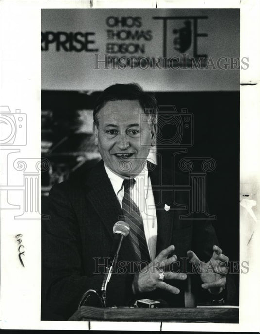 1990 Press Photo Richard Celeste while announcing - Historic Images