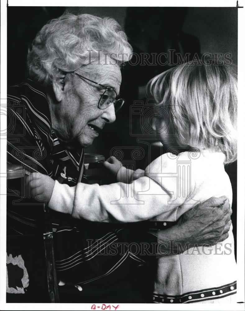 1991 Press Photo KImberly Admas and Leona Dippel - Historic Images