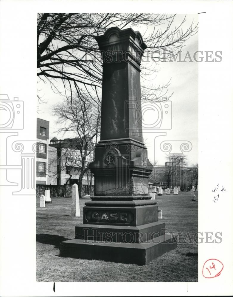 1990 Press Photo Erie St. Cemetary E 9th St case monument - cva06025 - Historic Images