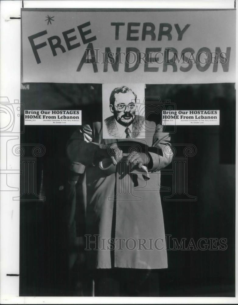 1990 Press Photo Jack La Virha with Free Terry Anderson Committee - Historic Images