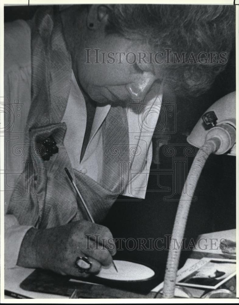 1990 Press Photo Susie Burrer Elyria Artist. - cva05389 - Historic Images