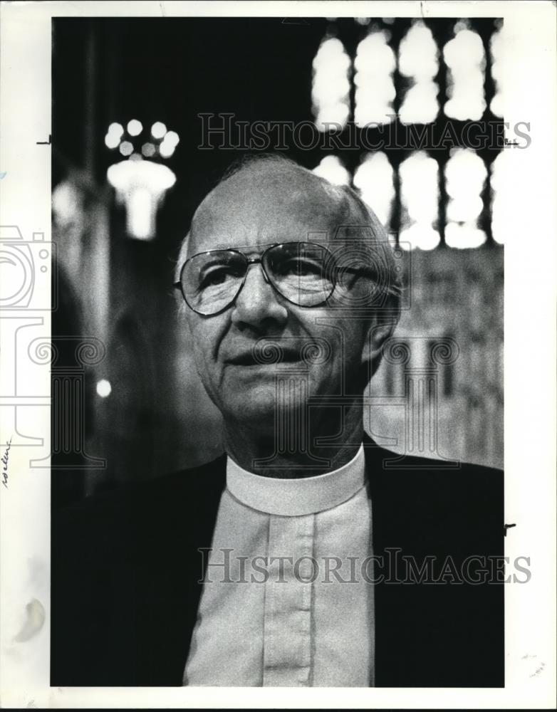 1990 Press Photo Reverend Hugh Brownlee of Trinity Cathedral - Historic Images