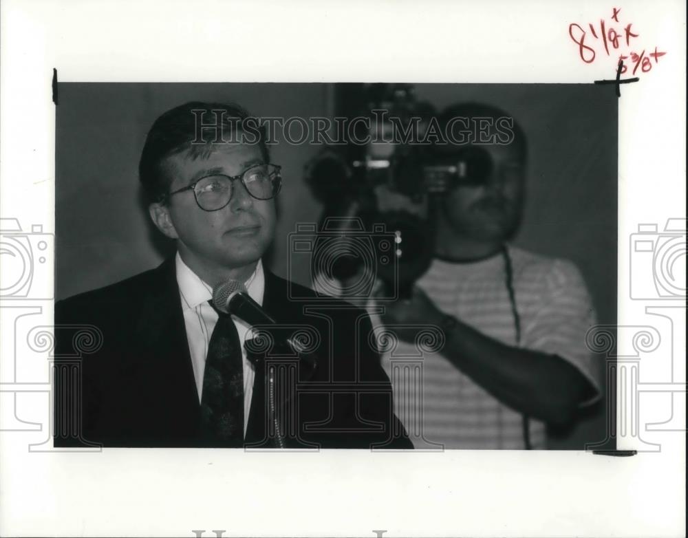 1991 Press Photo Peter Edward Arendt Talks After Being Named Director - Historic Images