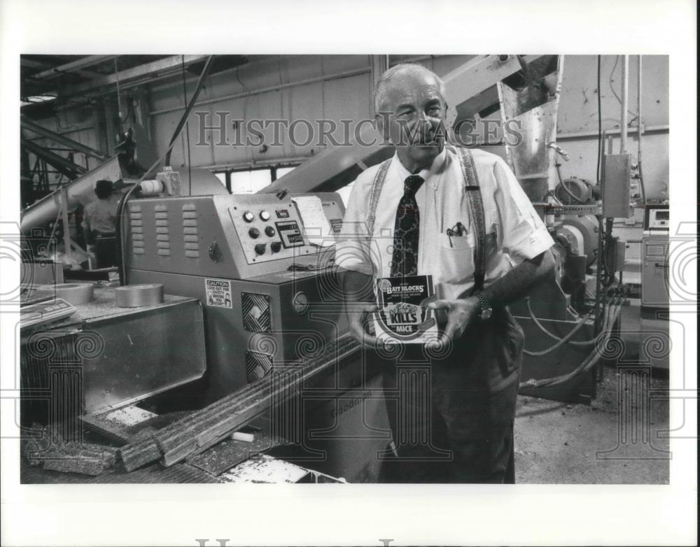 1991 Press Photo Stanley Baker with a box of Bait Locks to kill mice. - Historic Images