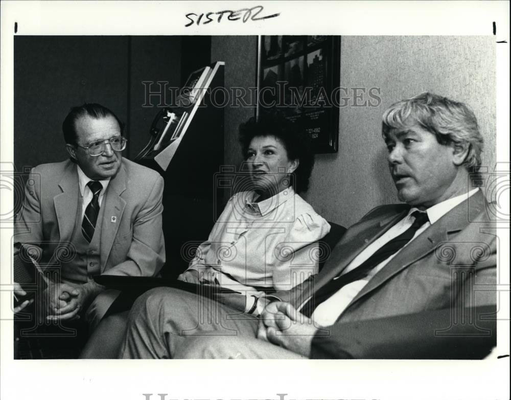 1990 Press Photo Jan Belianasky Interepreter, Co-oordinator of Slovak Sister - Historic Images