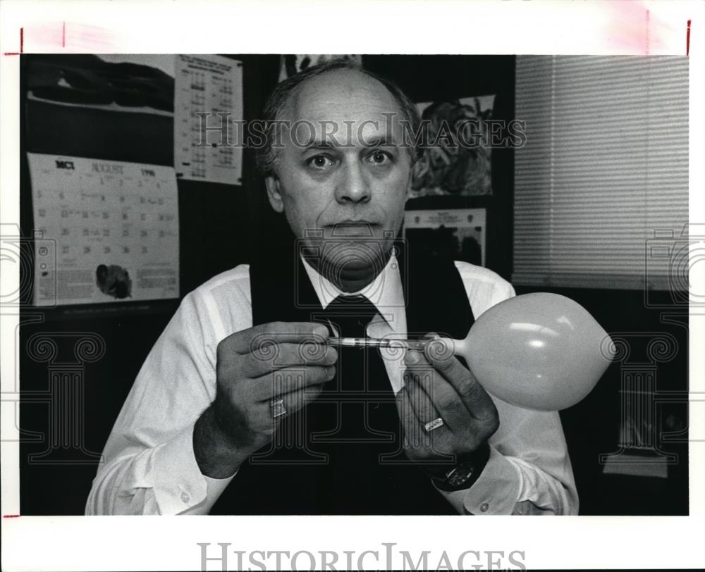 1990 Press Photo Coast to Coast Network President Earl Betz - Historic Images