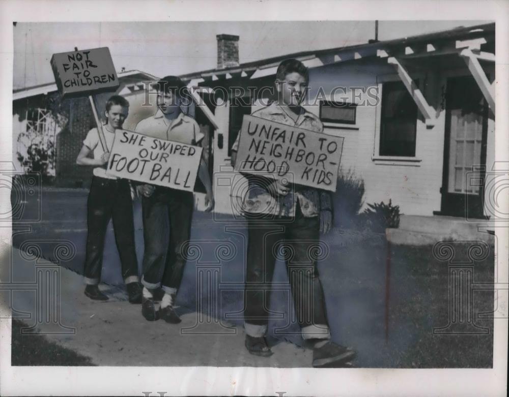 1954 Press Photo Dennis Bolger L Gore B Stone Picket Mrs Avery For Taking Ball - Historic Images