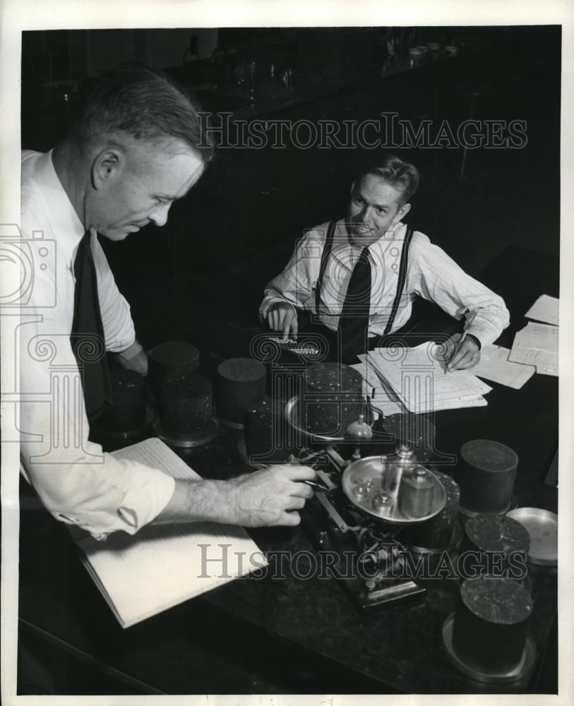 1947 Press Photo J. F. Goode is working on a mathematical figure of the mixture - Historic Images