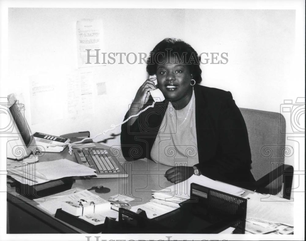 1991 Press Photo Carolyn Downey, trade specialist with Better Business Bureau - Historic Images