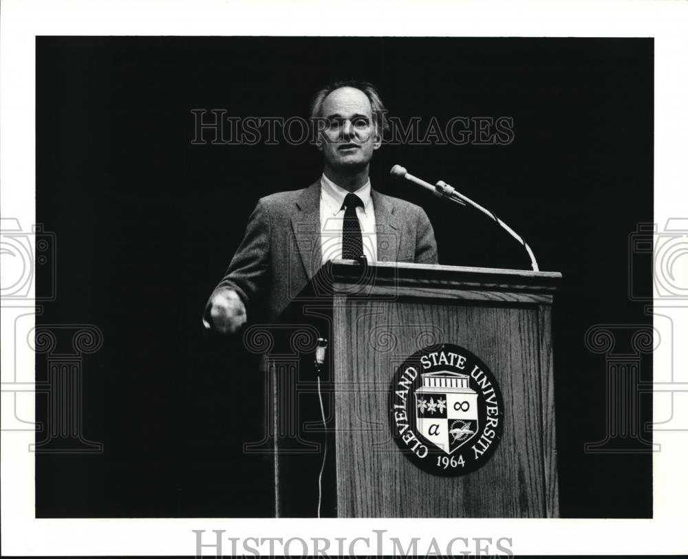 1990 Press Photo Dr Charles Clements talks about El Salvador at Cleveland State - Historic Images