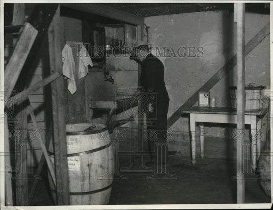 1921 Press Photo Federal agents at scene of CR Dailey arrest in La Calif - Historic Images