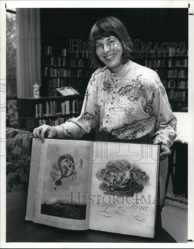 1991 Press Photo Joanna Bristol Librarian And The Temple Of Flora - cva03351 - Historic Images