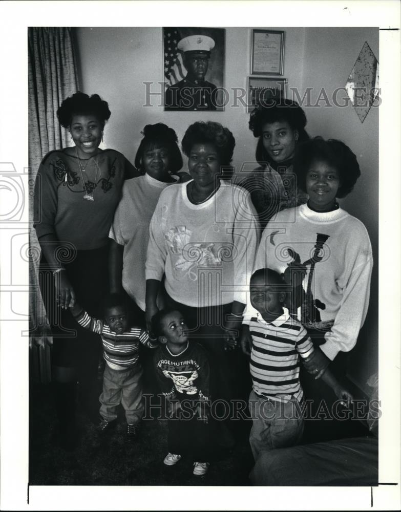 1990 Press Photo Photo of Wyman Berry who is in Desert sheild and his family - Historic Images