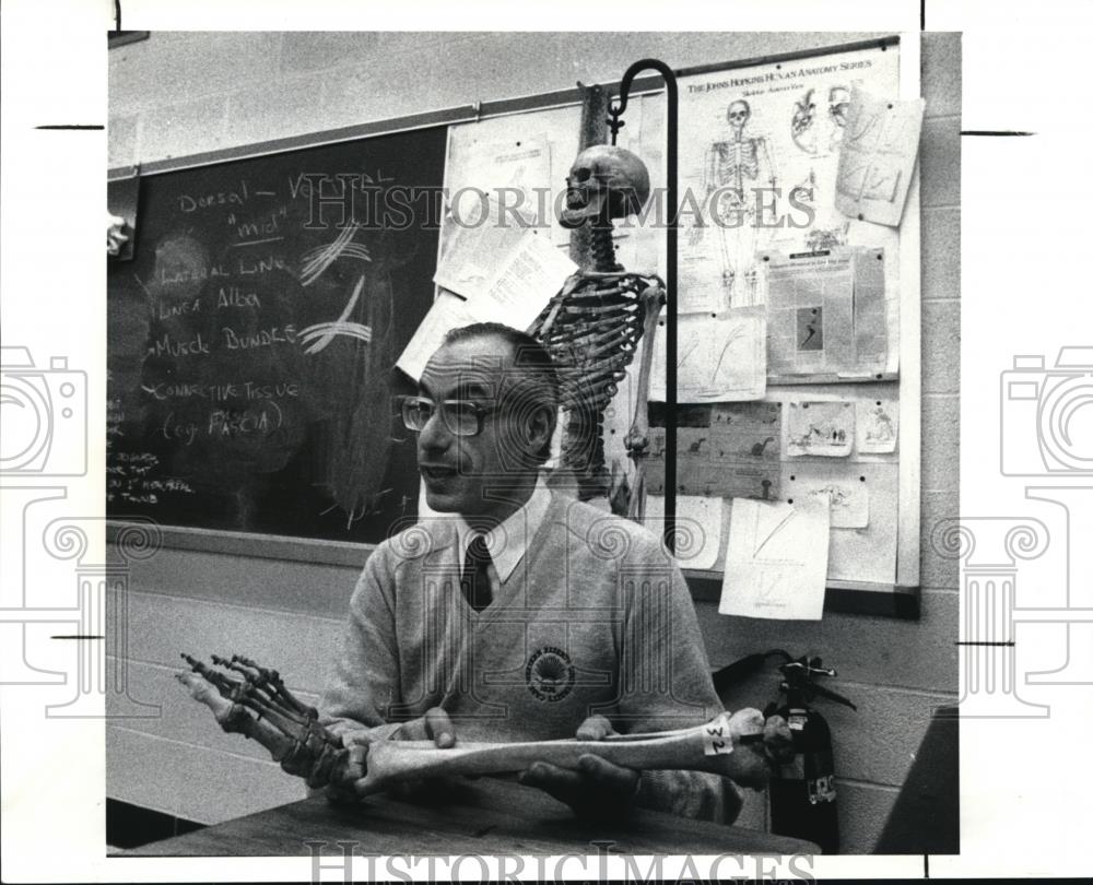 1990 Press Photo Dr Arnold Caplan Researcher at Case Western - Historic Images